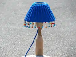 Prächtige Tischleuchte mit blauem Lampenschirm